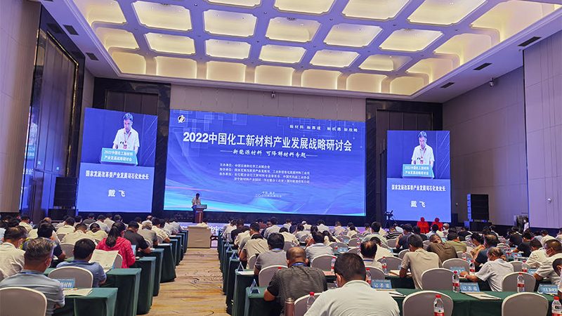化工原料种类繁多，性质各异，因此分区储存时应遵循以下原则：